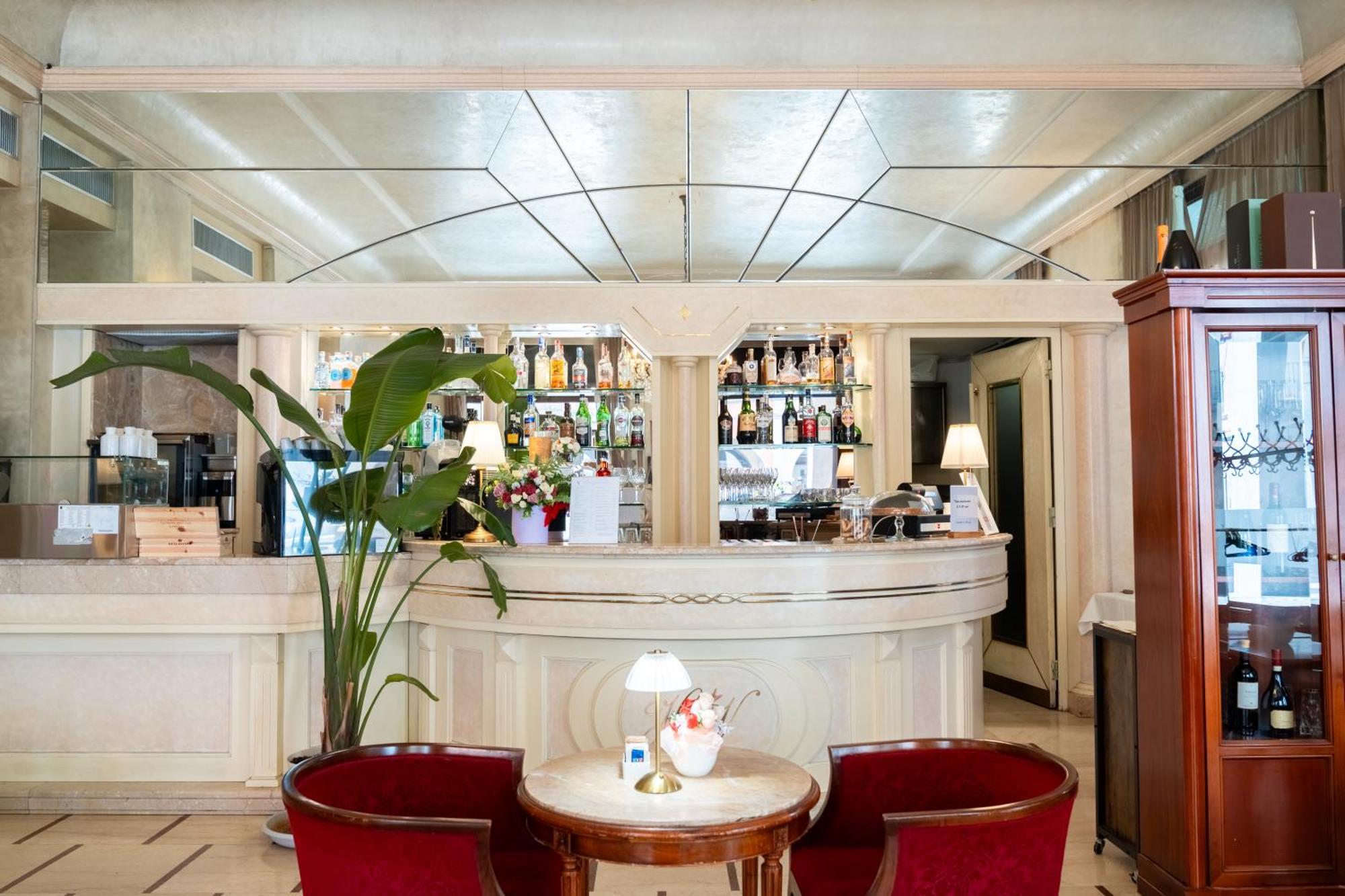 Hotel Vittoria Brescia Bagian luar foto